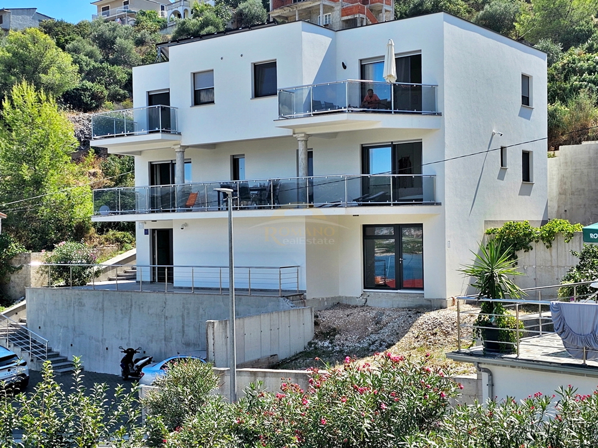 Luksuzna hiša na Čiovu - Mastrinka s 3 apartmaji in odprtim pogledom na morje